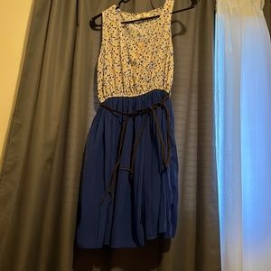 Sleeveless knne-length dress